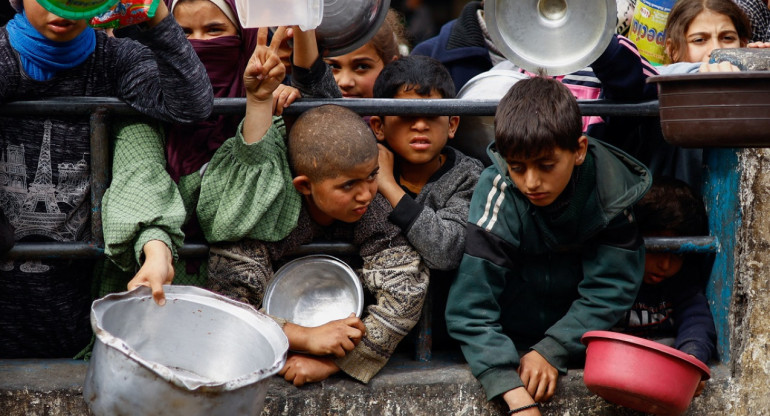 Niños en la Franja de Gaza; hambruna. Foto: Reuters.