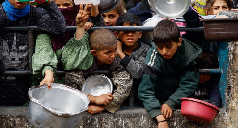 Niños en la Franja de Gaza; hambruna. Foto: Reuters.