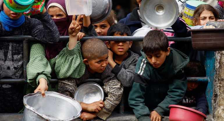 Niños en la Franja de Gaza; hambruna. Foto: Reuters.