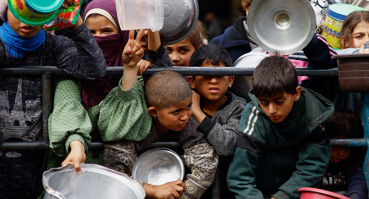 Niños en la Franja de Gaza; hambruna. Foto: Reuters.