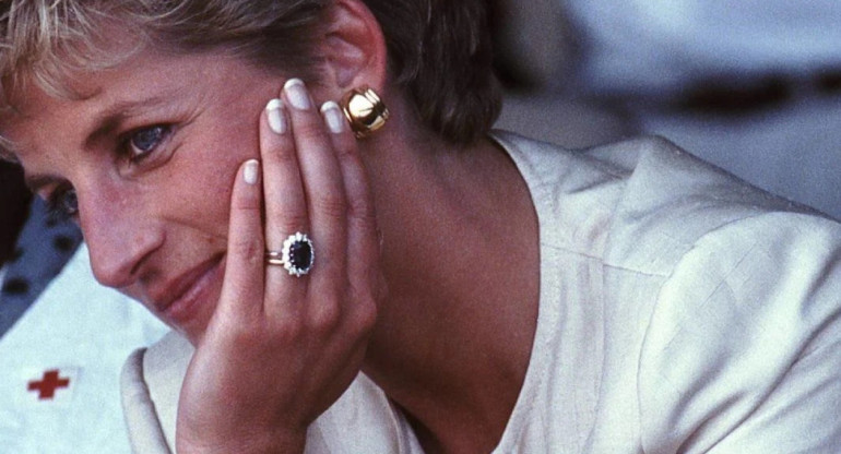 Lady Di con su anillo de zafiro. Fuente: Garrad