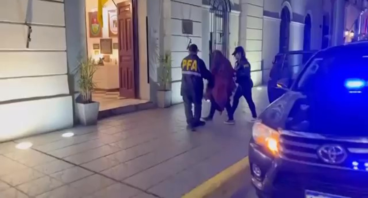 Arrestan a una mujer acusada de violar y difundir material sexual de su hija menor. Foto: PFA