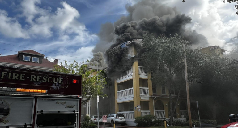 Incendio en un edificio de Estados Unidos. Foto: EFE