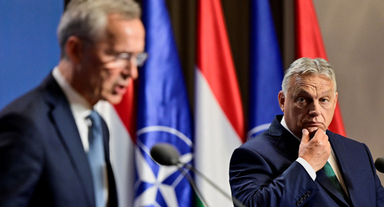 Jens Stoltenberg, secretario general de la OTAN, y Viktor Orbán, primer ministro de Hungría. Foto: EFE.