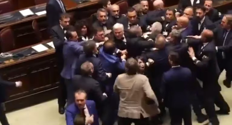 Pelea en el Congreso de Diputados de Italia. Foto: X