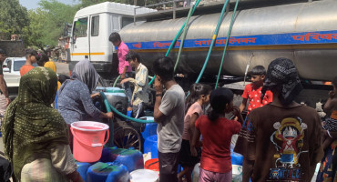 Doble crisis de agua y calor recrudece la vida en Nueva Delhi en medio del verano. Foto: EFE.