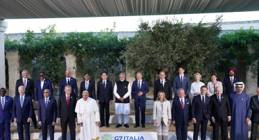 Milei y el papa Francisco en la foto oficial de la Cumbre del G7. Foto: Reuters