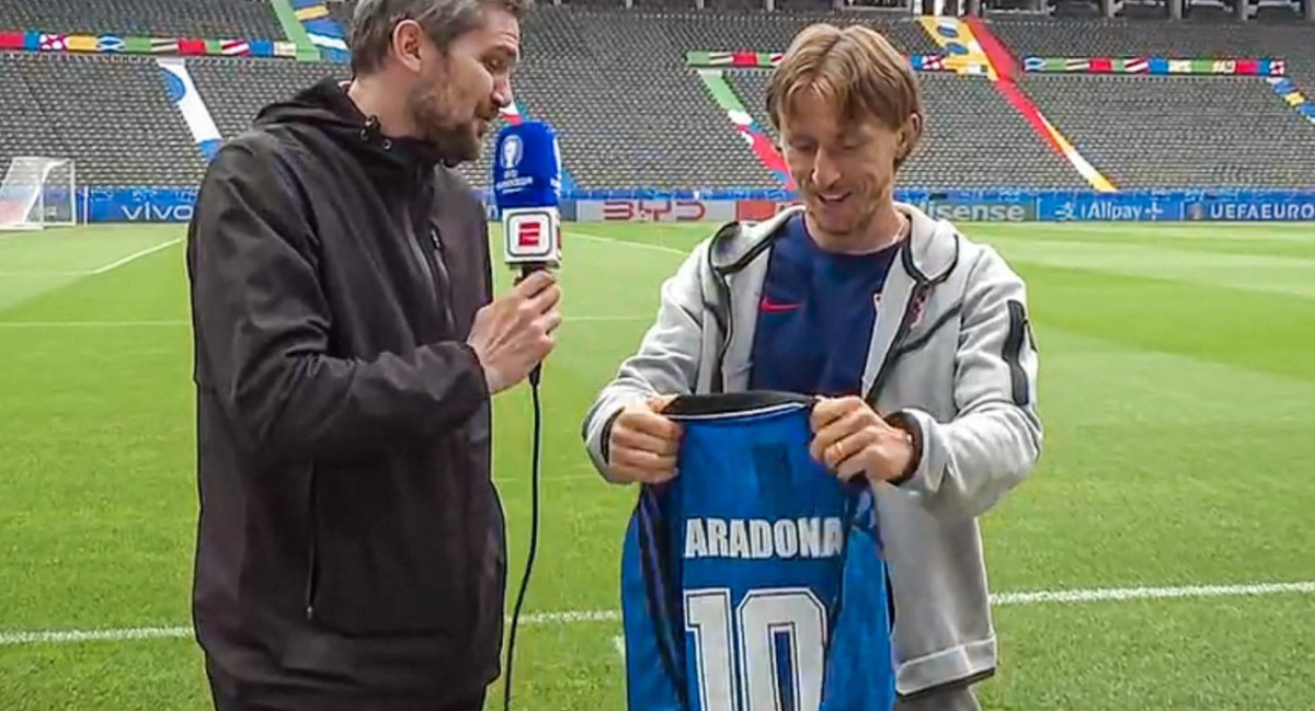 Luka Modric recibió una camiseta de Diego Maradona de la Selección Argentina. Foto: Captura.