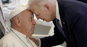 Saludo del Papa Francisco y Joe Biden. Fuente: X