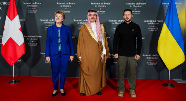 Faisal bin Farhan (medio) en la Cumbre de la Paz en Suiza. Foto: Reuters.