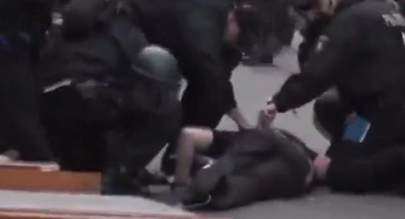 El hombre quedó tendido en el piso tras ser abatido por los agentes policiales. Foto: captura video.