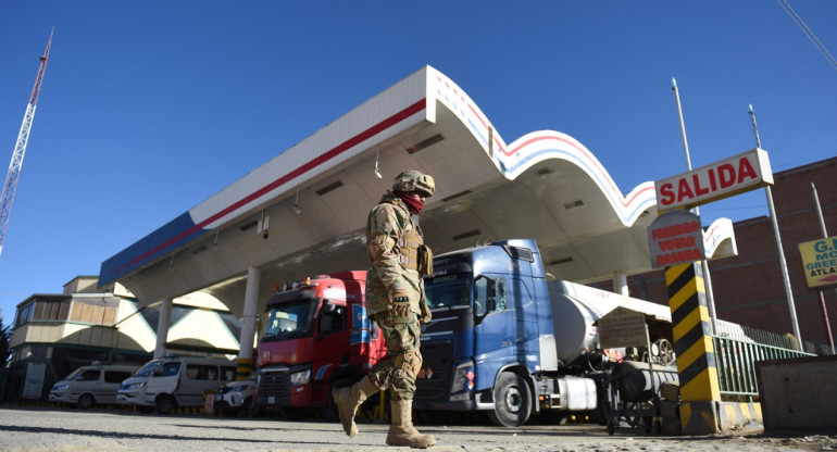 Bolivia puso a militares a controlar la venta de combustibles en estaciones de servicio. Foto: Reuters