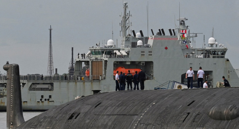 El submarino nuclear ruso Kazan observa la patrulla canadiense HMCS Margaret Brooke; La Habana. Foto: Reuters