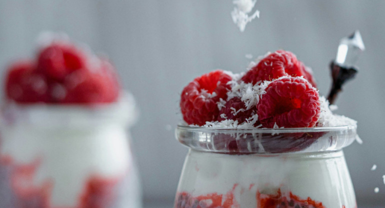 Desayuno, yogurt, comida, frambuesa, fruta. Foto: Unsplash