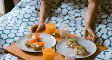 Desayuno, yogurt, comida, fruta. Foto: Unsplash