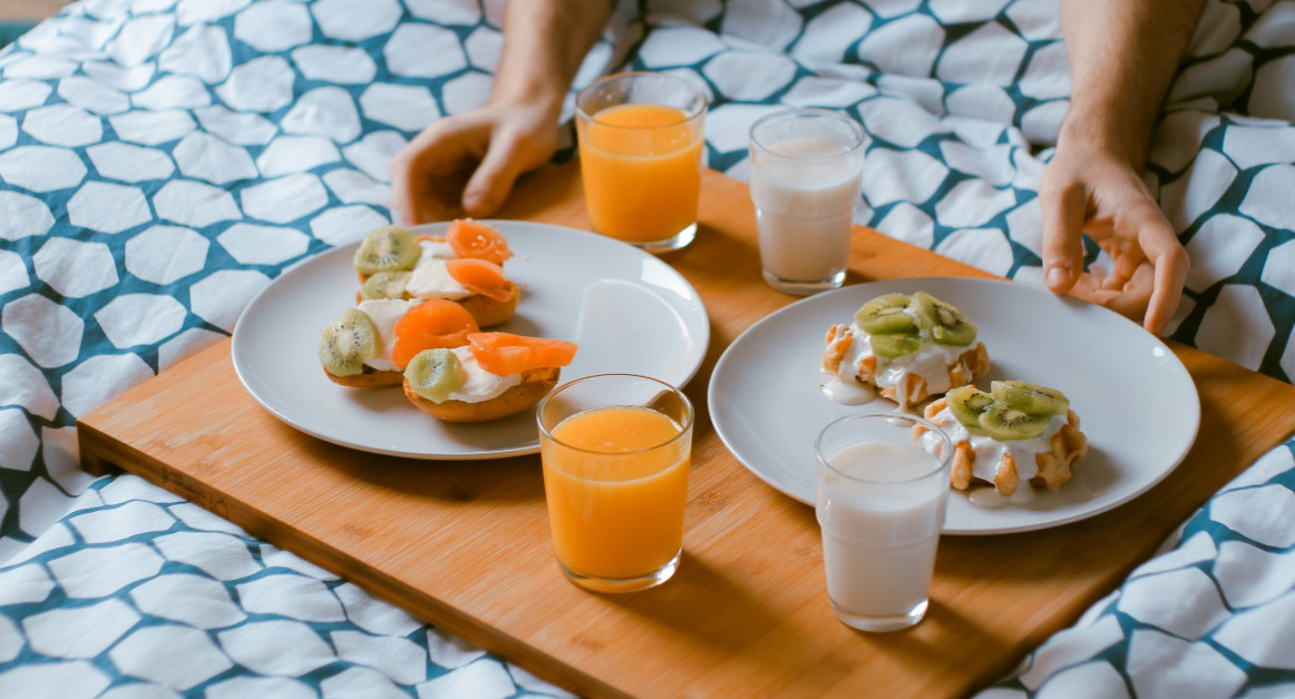 Desayuno, yogurt, comida, fruta. Foto: Unsplash