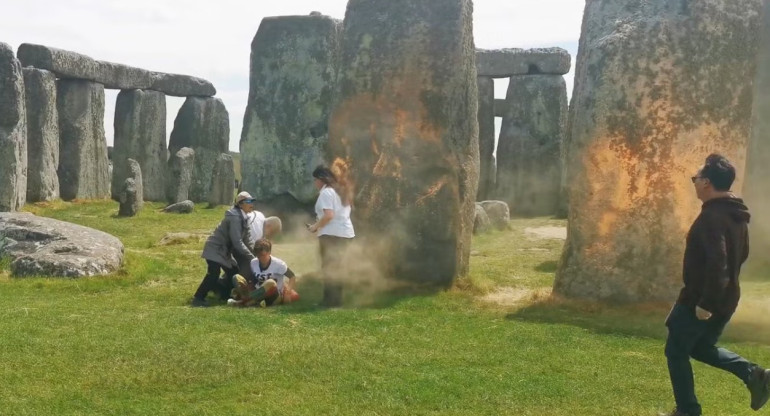 Activistas ecologistas rociaron el Stonehenge en el Reino Unido. Fuente: X