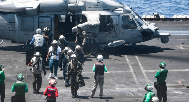 Las fuerzas navales estadounidenses rescatan a la tripulación del barco griego. Foto: Reuters.