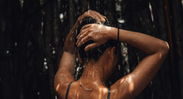 Lavado de pelo; cabello; higiene. Foto: Unsplash.