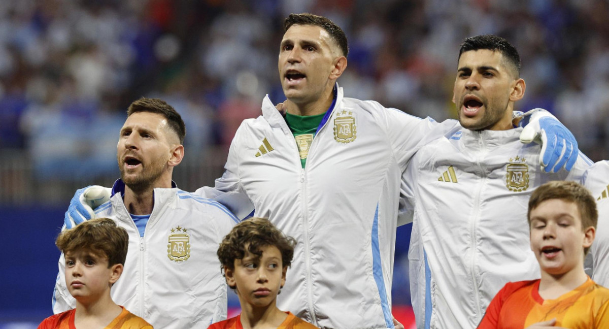 Lionel Messi, Dibu Martínez y Cuti Romero. Foto: EFE.