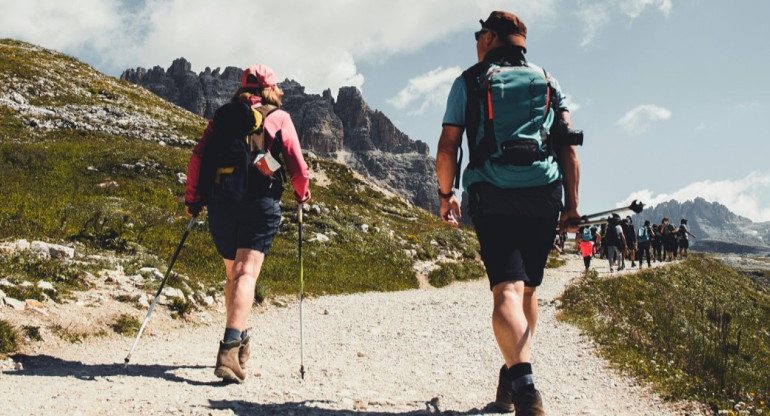 Senderismo, marcha nórdica. Foto: Unsplash.