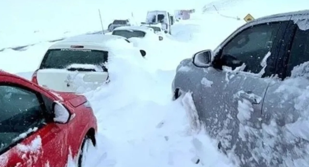 Vario autos quedaron atrapados en la nieve en Chubut. Fuente: X