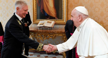 El papa Francisco y el embajador de Rusia en la Santa Sede, Iván Soltanovski. Foto: archivo Reuters