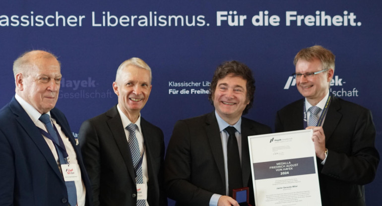 Javier Milei, junto al director del Instituto de Estudios Económicos de Kiel, Stefan Kooths, entre otros, recibe este sábado en la ciudad alemana de Hamburgo, en el norte del país, una medalla de la Sociedad Hayek. EFE