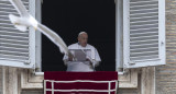 El Papa Francisco dirige el rezo del Ángelus del domingo desde la ventana de su despacho con vistas a la Plaza de San Pedro, Ciudad del Vaticano, 23 de junio de 2024. EFE