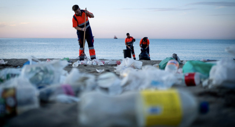 Las playas de Málaga llenas de basura. Foto: X/malaga.