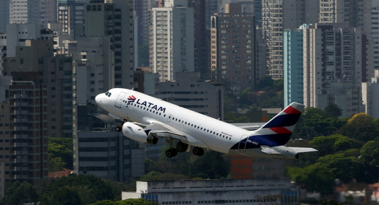 Avión de LATAM en aeropuerto de San Pablo, Brasil. Foto: Reuters.