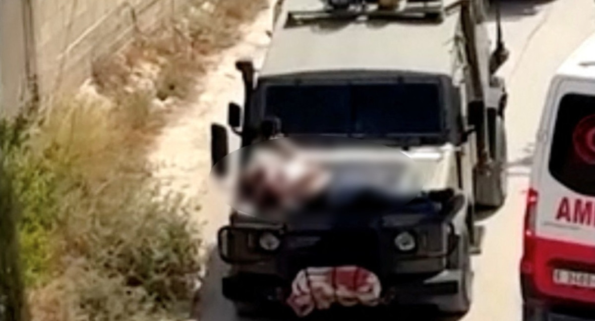 El ejército israelí ata a un palestino a un jeep militar. Foto: Reuters.