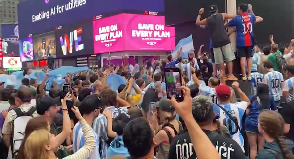 Hinchas argentinos en el Time Square. Foto: captura