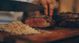 Asado, carne, parrilla. Foto Unsplash.