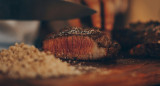 Asado, carne, parrilla. Foto Unsplash.