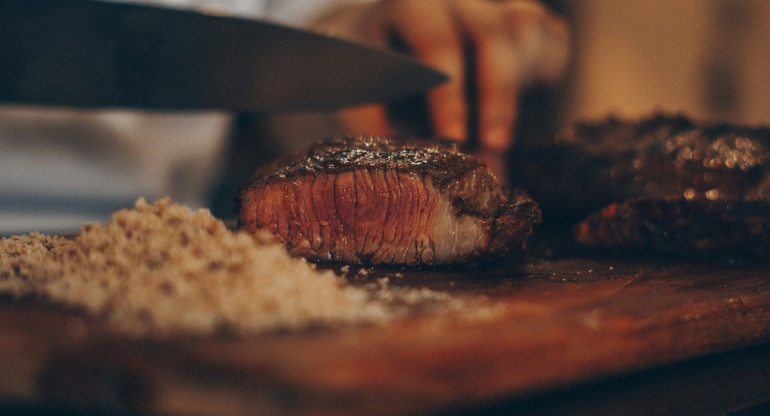 Asado, carne, parrilla. Foto Unsplash.