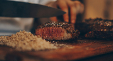 Asado, carne, parrilla. Foto Unsplash.