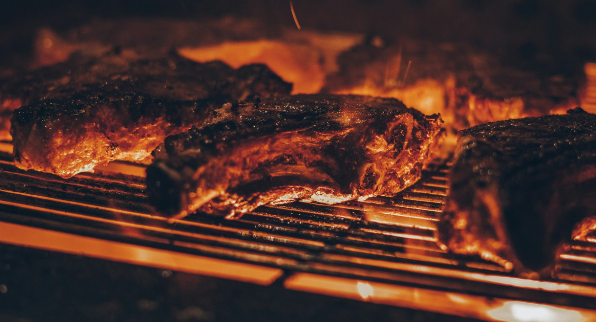 Asado, carne, parrilla. Foto Unsplash.