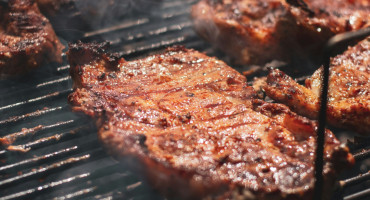 Asado, carne, parrilla. Foto Unsplash.