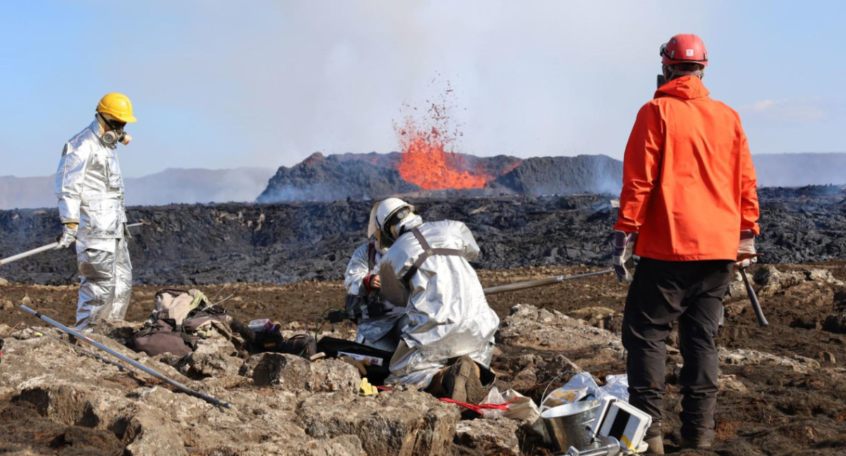 Vulcanólogos y geoquímicos preparándose para tomar muestras de lava en la península de Reykjanes (Islandia). Foto: EFE.