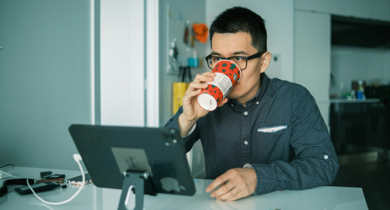 Tomar café reduce el riesgo de muerte por sedentarismo. Foto: Unsplash