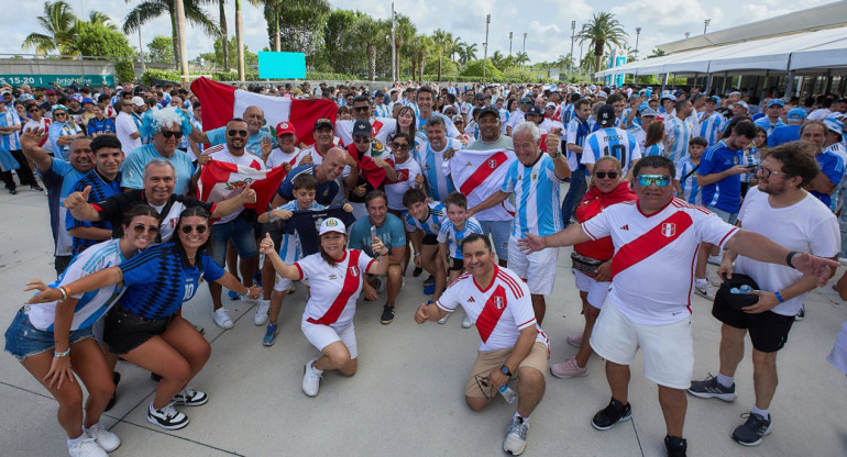Hinchas argentinos y peruanos; Copa América 2024. Foto: X @CopaAmerica.