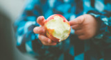 Comer manzana antes de dormir es muy aconsejable. Foto: Unsplash.