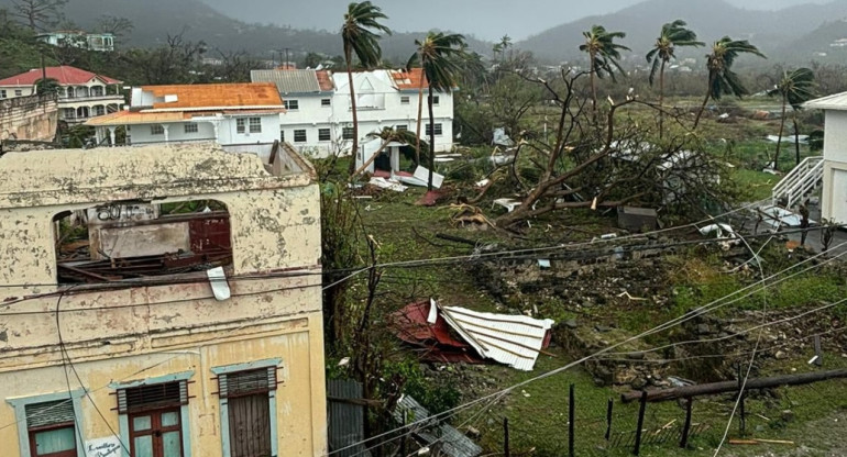 El huracán Beryl llegó al sur de las islas de Barlovento, en Granada . Foto: X/ @JoshuaOOrtiz1