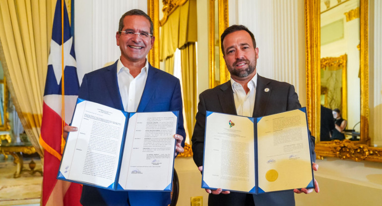El gobernador de Puerto Rico, Pedro Pierluisi (i), posando junto al secretario de Estado, Omar Marrero, durante la firma de la Orden Ejecutiva (OE) 2024-016. EFE