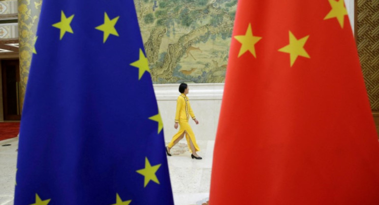 Bandera de la Unión Europea junto a la de China. Foto: Reuters.