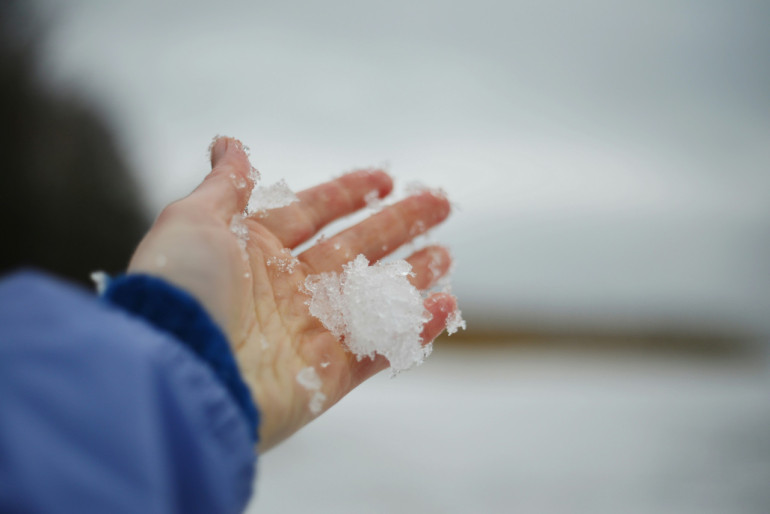 Manos, invierno, nieve. Foto: Unsplash