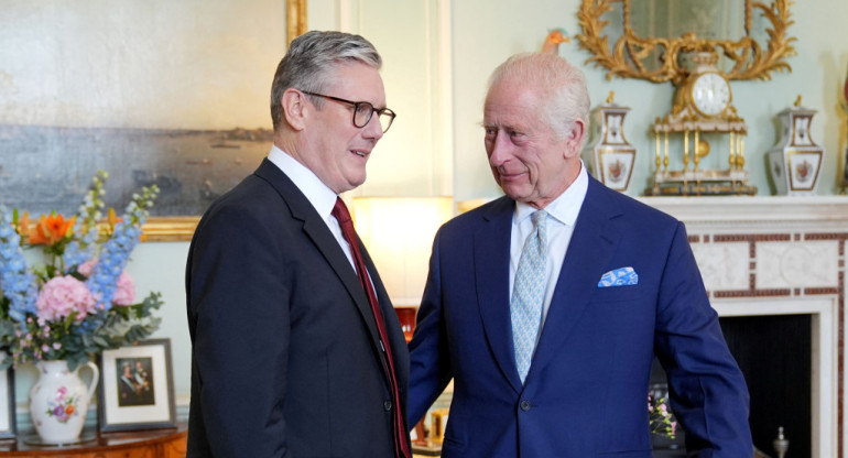 Keir Starmer junto al rey Carlos III. Foto: Reuters.