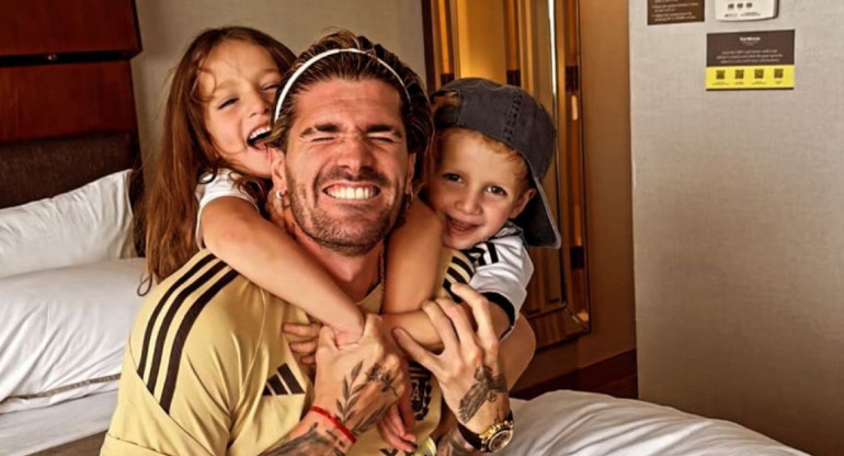 Rodrigo De Paul junto a sus hijos. Foto: Redes sociales.