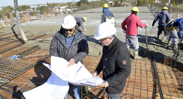 Julio Zamora en las obras del Hospital Municipal de Alta Complejidad de Tigre.